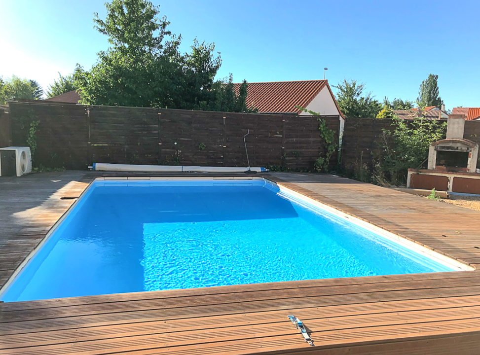 Maison familiale récemment rénovée avec piscine
