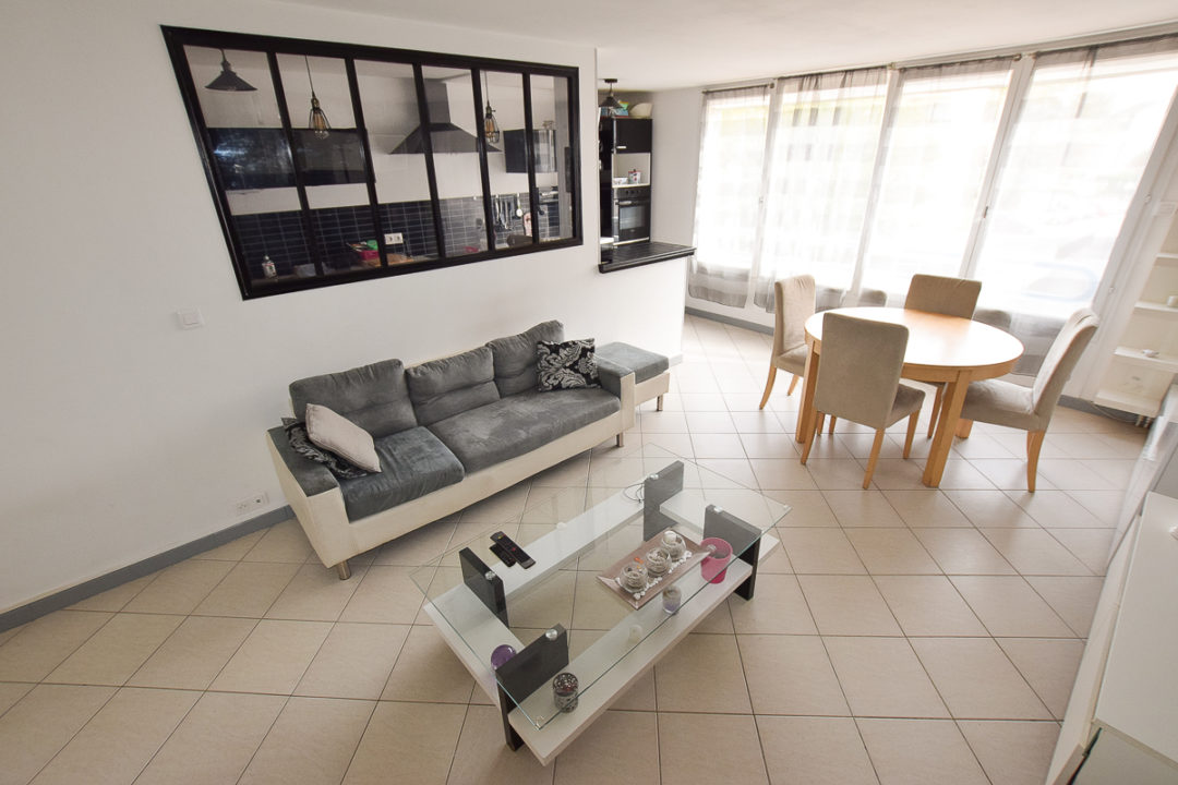 Appartement 5 Pièces lumineux entièrement rénové avec terrasse, box et cave