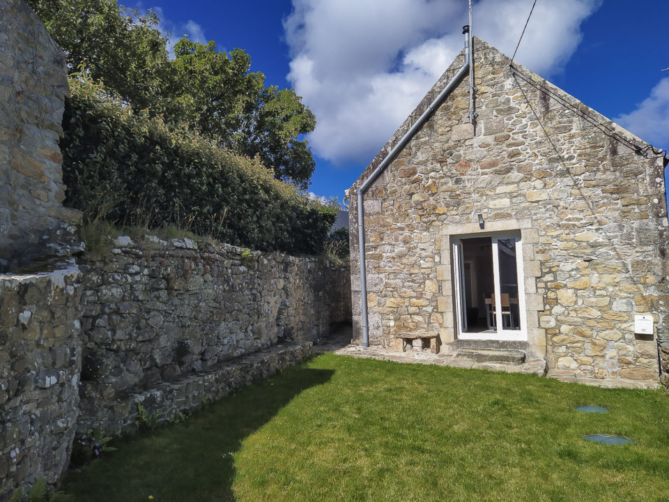Proche plage, Charmante maison de caractère en pierres de 55m2, 2 chambres et jardin 170m2