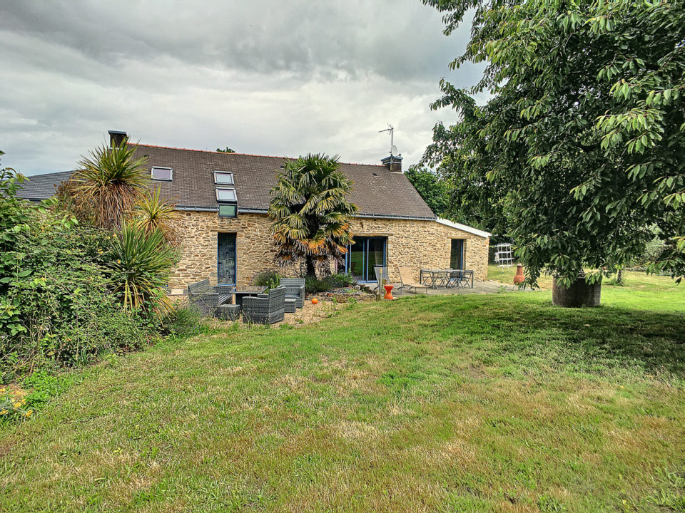 À 10mn des plages, charmante longère 122m2, 3 chambres, au calme sur terrain arboré 2218m2