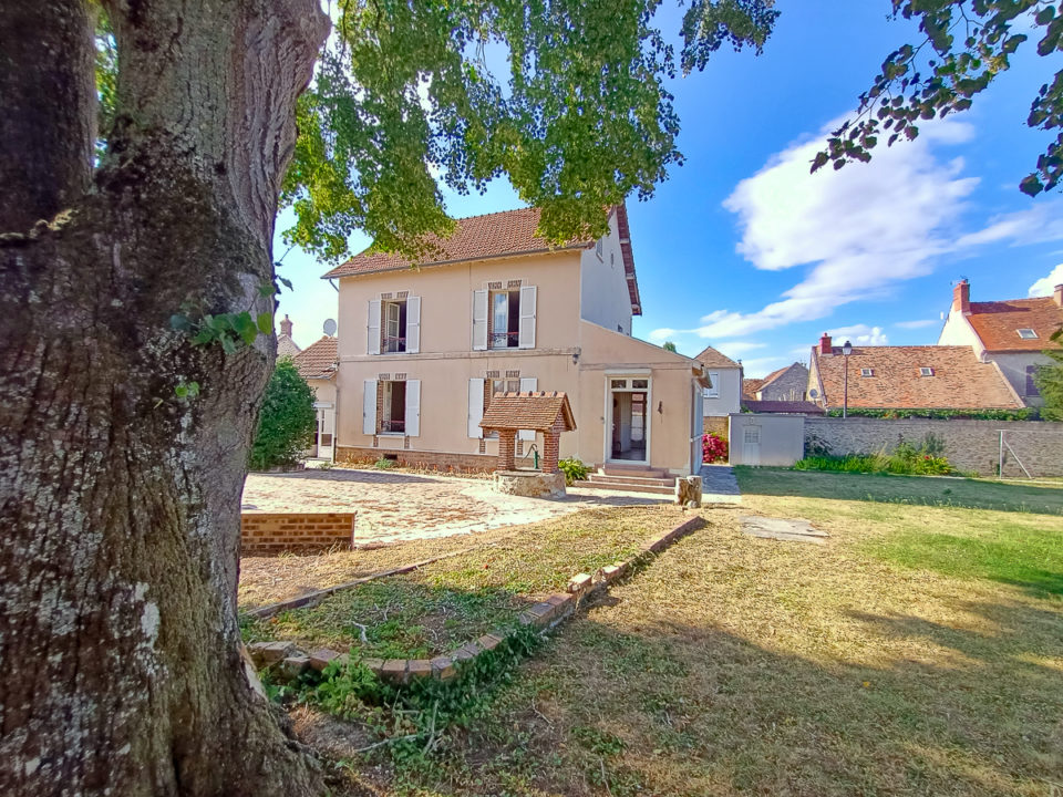 Maison bourgeoise de 154 m2 à rénover, au calme, sans vis à vis sur 2000 m2 de terrain