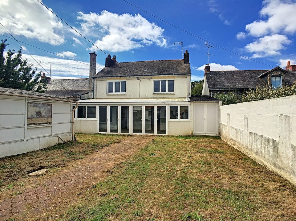 Maison de ville à rénover de 95m2, 4 chambres, dans quartier prisé, sur terrain clos de 325m2