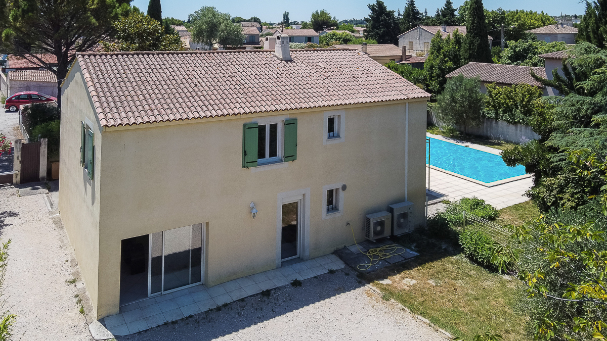 Proche centre-ville, spacieuse maison familiale de 163m2, 5 chambres avec piscine et jardin de 841m2
