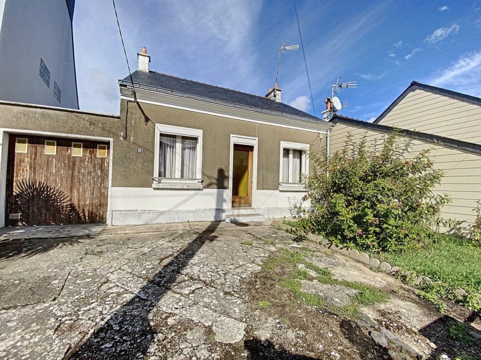 Maison de ville à rénover de 55m2, dans quartier calme, sur terrain clos de 583m2.