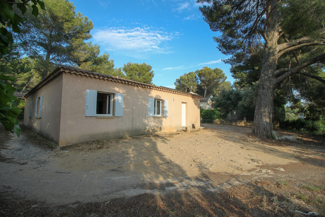 Dans un environnement naturel préservé, villa mitoyenne plain-pied de 78m2 sur terrain de 420m2