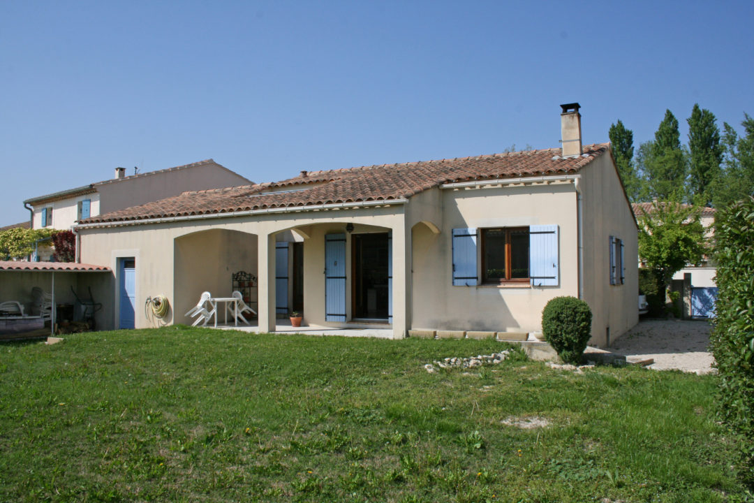 Villa de plain-pied de 97m2 avec jardin et garage à 500m des quais.