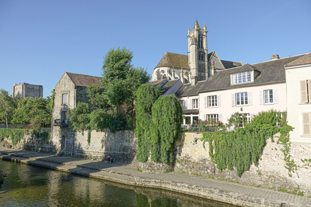 Emplacement exceptionnel pour cette grande maison de charme à très fort potentiel