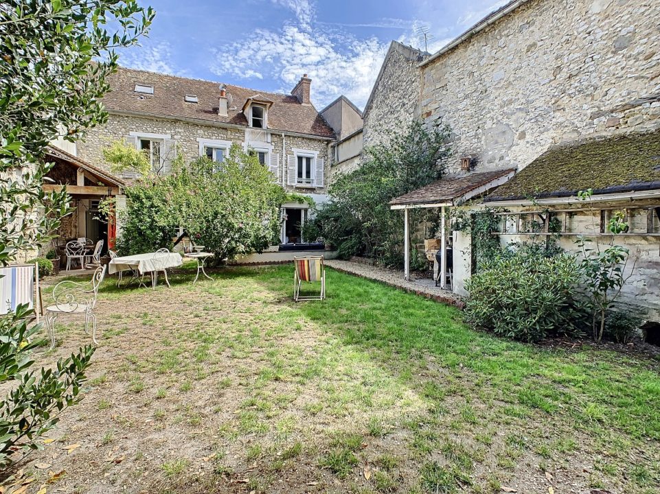 Cœur historique de Moret-sur-Loing, maison ancienne rénovée de 222m² avec magnifique jardin.