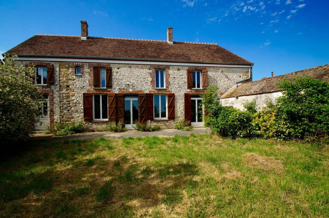 Maison briarde rénovée de 230 m2 au charme incontestable.