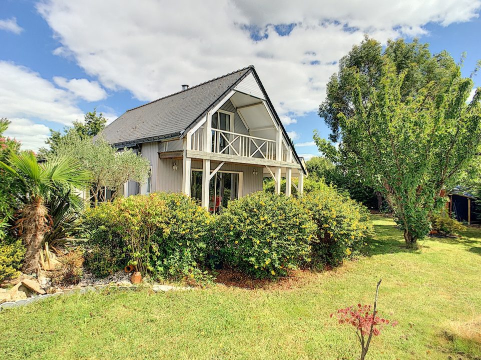 Proche commerces et écoles, maison à ossature bois de 110m2 dans son écrin de verdure.