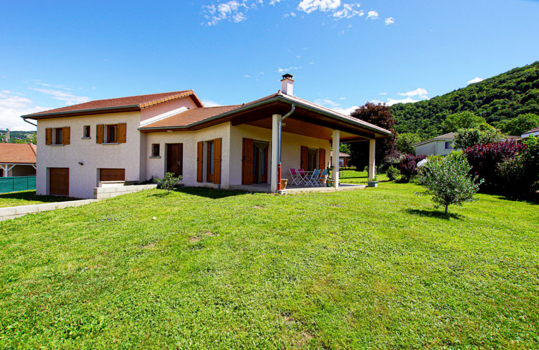 Proche Saint-Étienne-de-Crossey, Belle villa récente de 129m², environnement calme et résidentiel, sur terrain plat de 1096m²