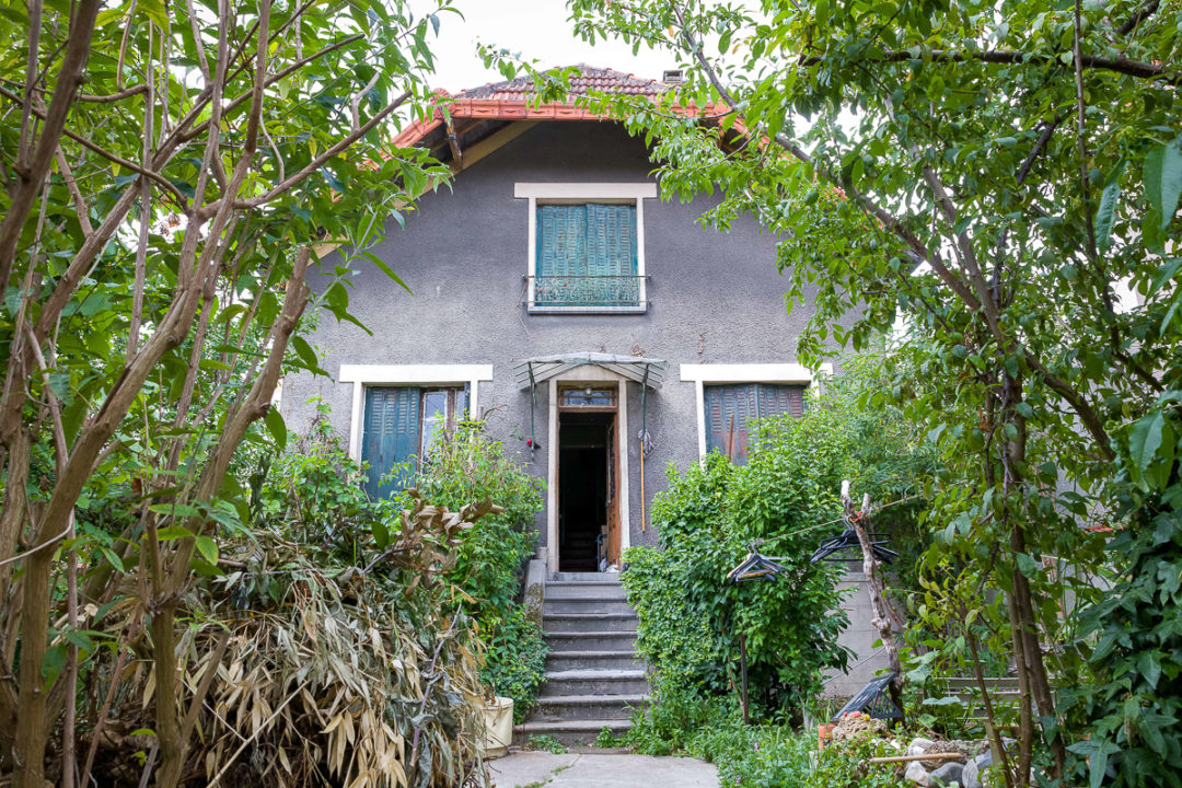 Sevran, À 10mn à pied du RER et des commerces, maison à rénover sur sous-sol total avec jardin arboré