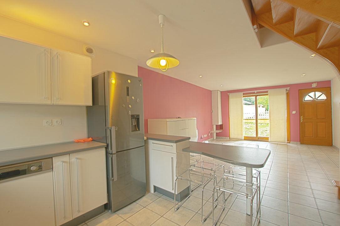 Charmant triplex de 88m² en excellent état, avec cour privative, garage et vue dégagée.