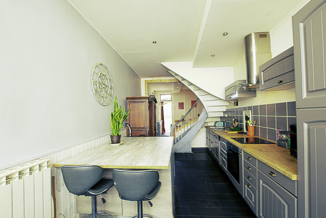 Maison de village 112m² beau potentiel, grands volumes & cachet ancien.