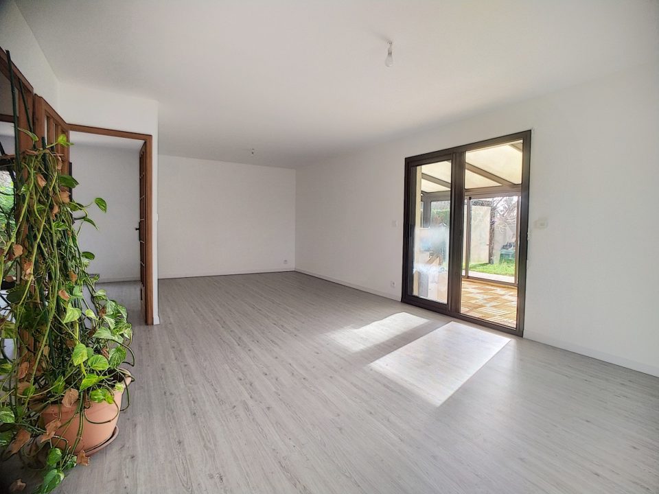 Secteur Pont-de-l’Arche, belle maison plain-pied rénovée avec goût, jardin clos sans vis-à-vis.