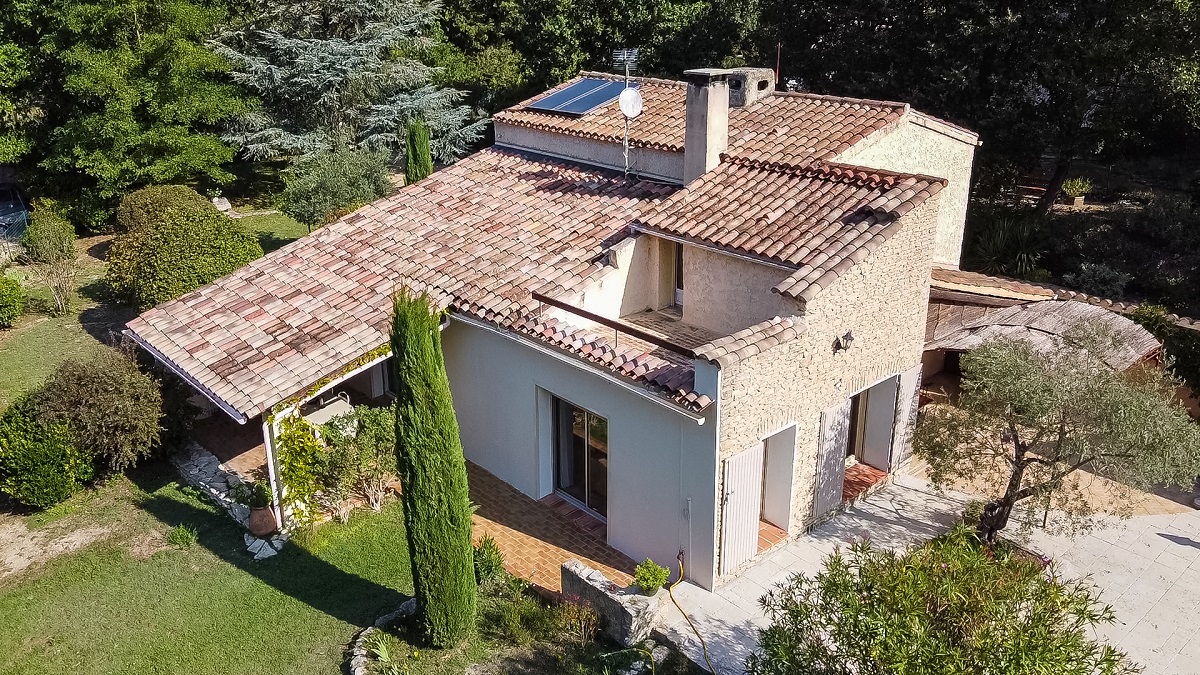 Sur les hauteurs de Saint-Antoine, villa 150m2, 4 chambres avec 90m2 d’annexes et piscine.