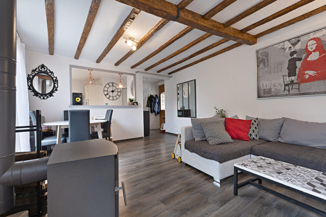 À deux pas du quartier piétonnier, charmante maison plain-pied rénovée de 70 m² avec cour et terrasse.