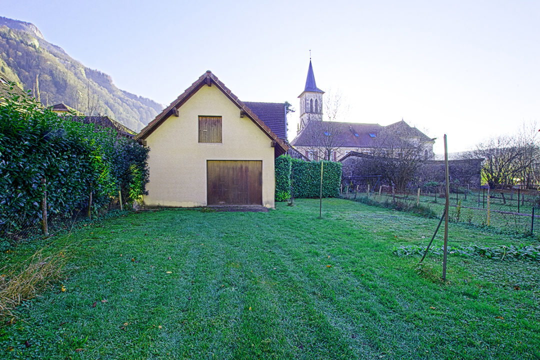 Maison de village à rénover 81m², garage, et 2 parcelles de terrain constructibles non-attenantes.