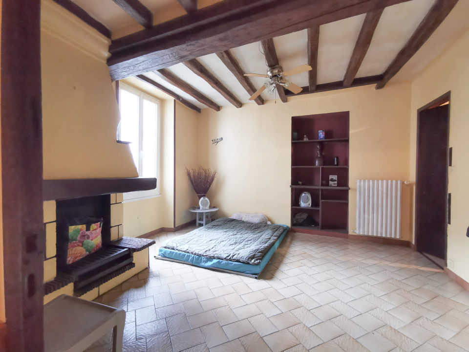 Maison de bourg de 90m2 avec 2 chambres, bureau et garage – Bonne rentabilité locative.