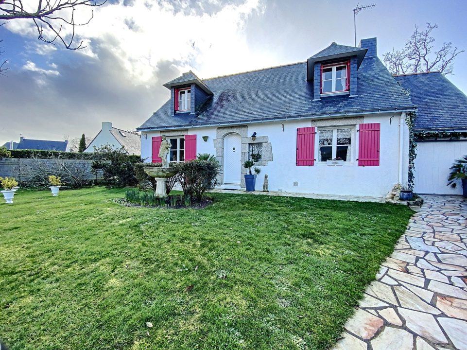 Beau pavillon de 103 m2 au calme et à proximité du centre-ville, sur terrain arboré de 650 m2.