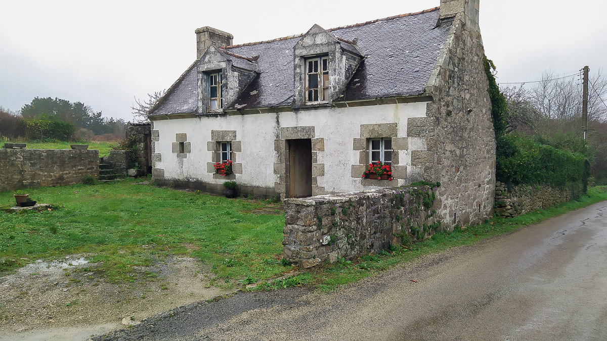 Au cœur du Cap Sizun, authentique Penty de 70m2 à rénover sur terrain de 650m2.