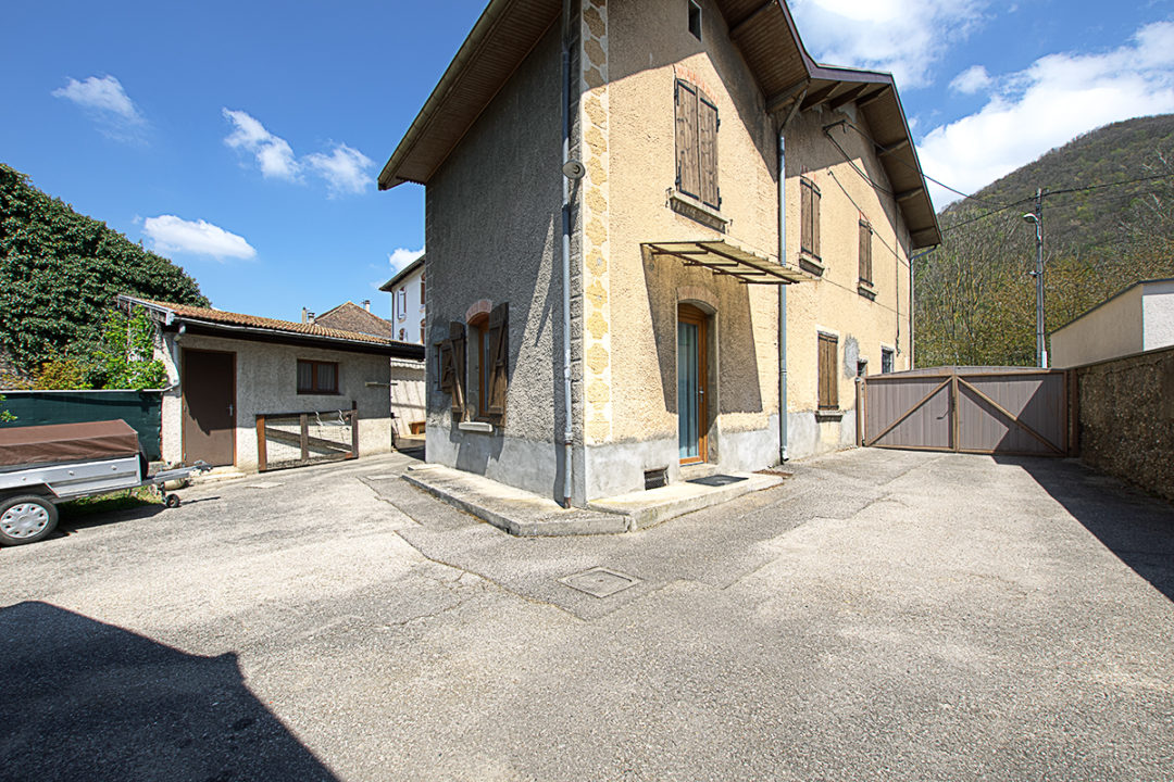 Charmante maison de village avec 2 logements, 2 garages, sur terrain clos 557m² avec jardin.
