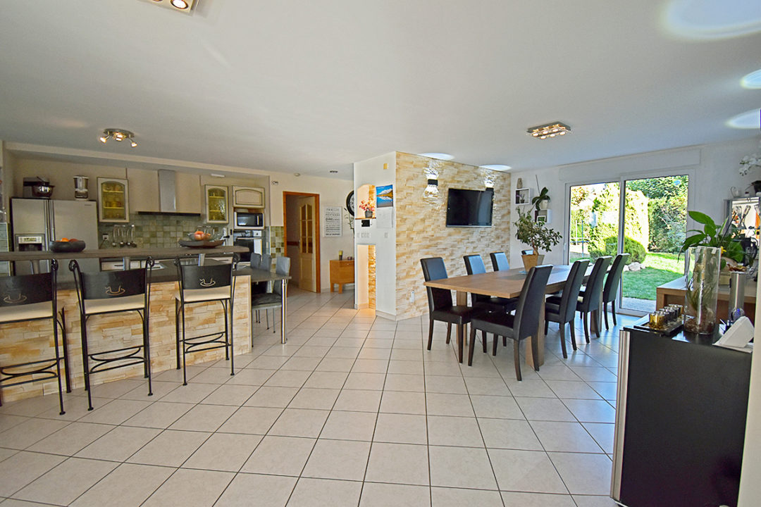 Villa conviviale, pièce de vie de 103 m², dans secteur résidentiel paisible, terrain arboré 1207m2.