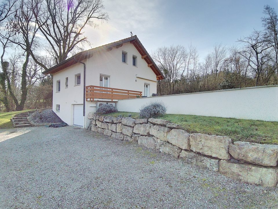 Dans un secteur recherché, calme et verdoyant, jolie maison récente de 105 m² sur un vaste terrain de 1050 m2.