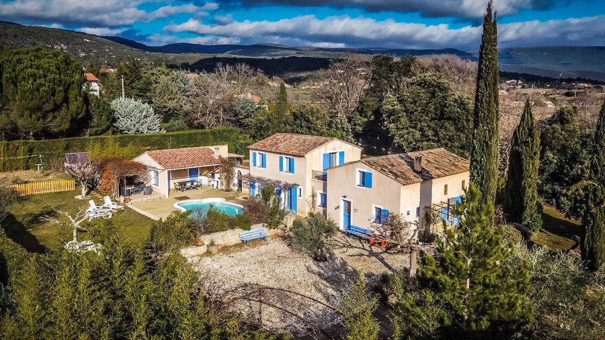 Jolie propriété provençale de 206m2 de surface bâtie, sur terrain de 2200m2, proche centre-ville