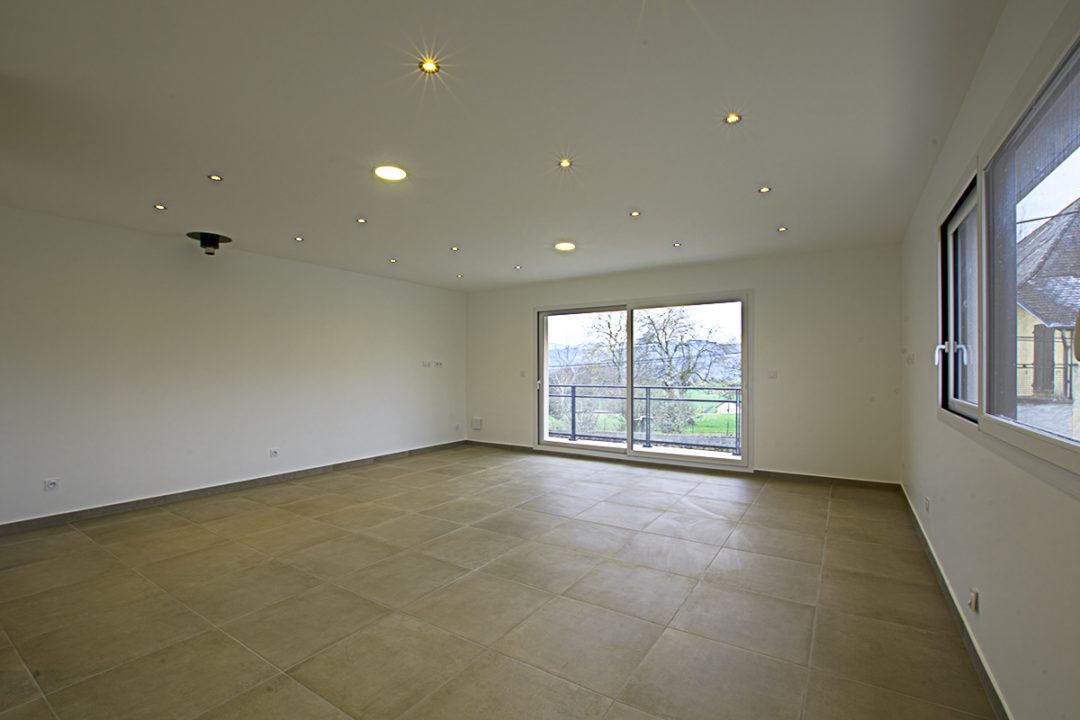 Appartement de standing, 103m², achevé en décembre 2020, très lumineux avec balcon, garage et vue dégagée.