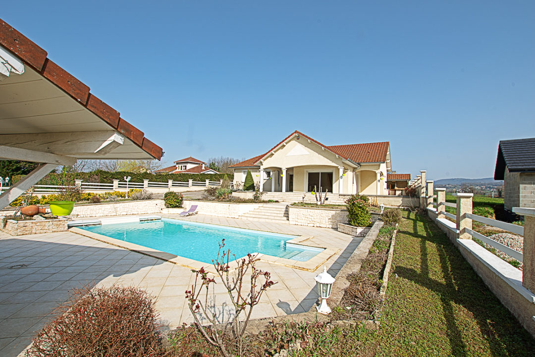 Élégante villa 180m2, 5 chambres, sur terrain paysagé 2058 m2, piscine, calme et vue panoramique.