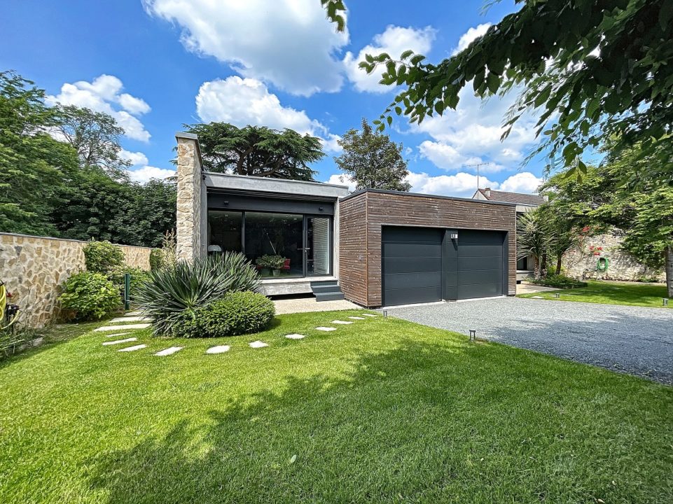 Luxueuse maison d’architecte de plain-pied dans un écrin de verdure