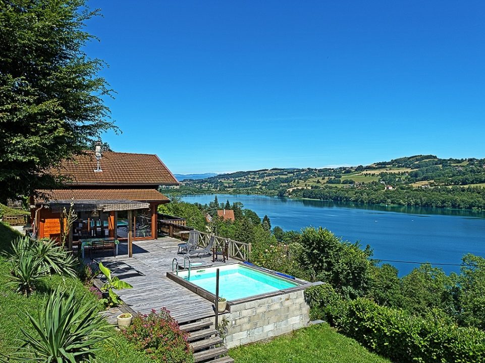 Magnifique Chalet, 4 chambres, sur terrain paysagé 1600 m2, piscine, calme et vue panoramique.