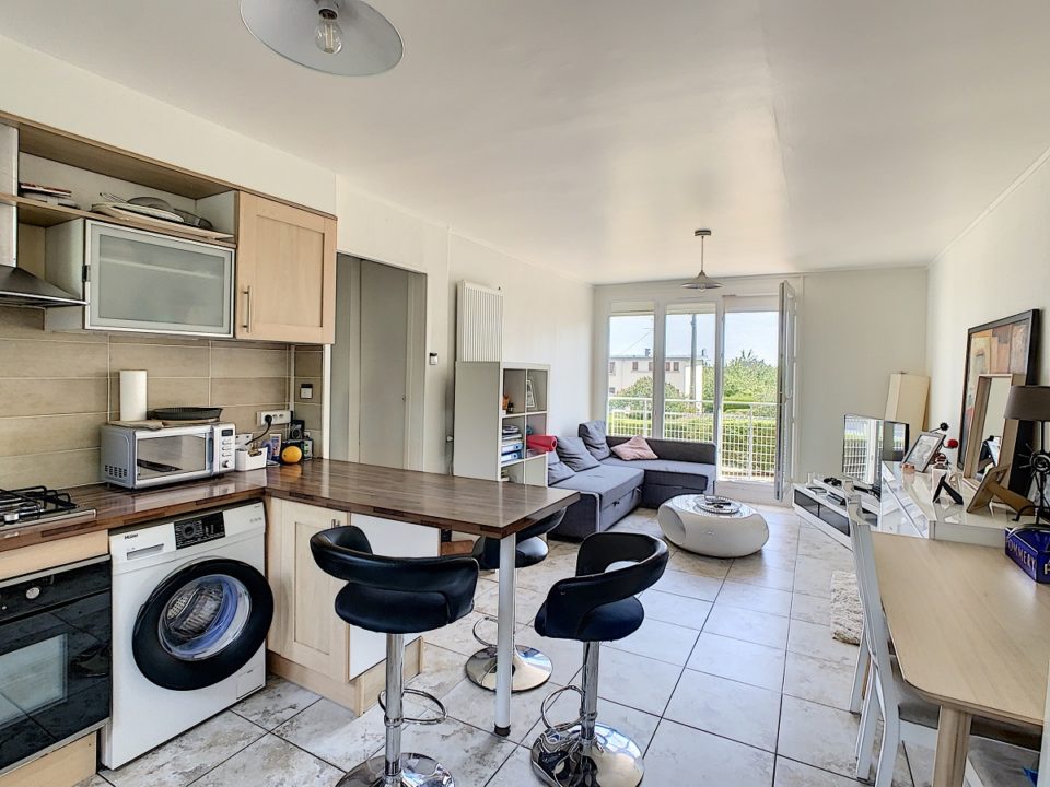 Appartement familial récemment rénové, 4 chambres avec accès gare et commerces à pied.