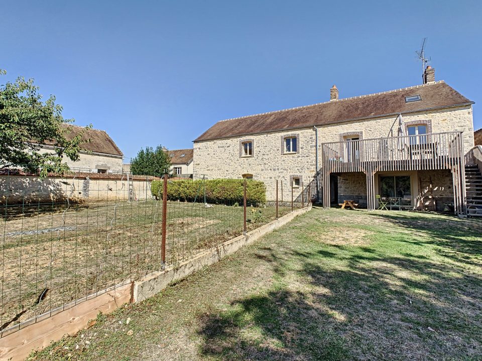 Longère rénovée dans un style contemporain avec 5 chambres et salle de cinéma, à 10mn de la gare