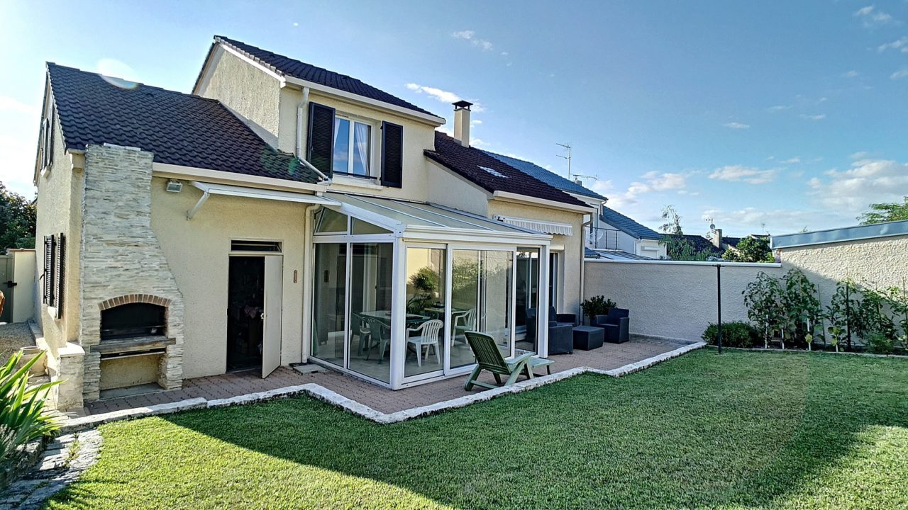 Dans secteur recherché, jolie maison familiale 100m2, 3 chambres, au calme avec véranda et jardin.