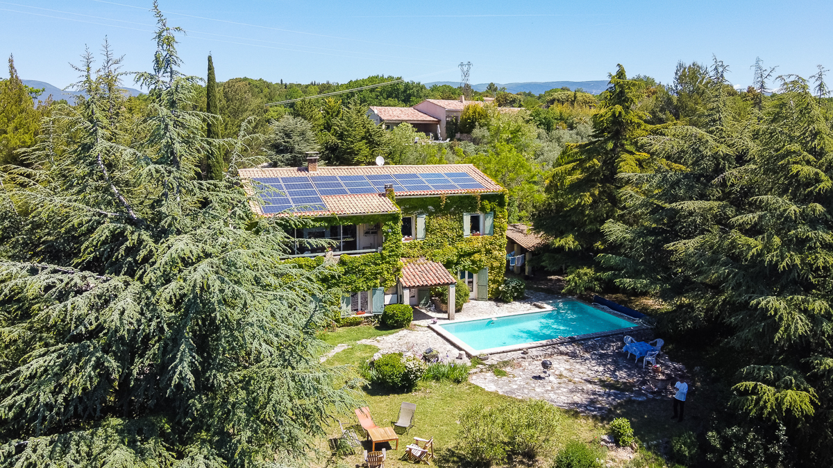 Environnement exceptionnel pour cette villa 210m2, vue sur le Luberon, piscine, 5636m2 terrain.