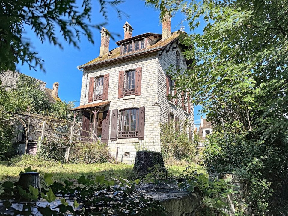 Rare, au cœur de Moret-sur-Loing, belle maison de caractère sur terrain de 1623m2