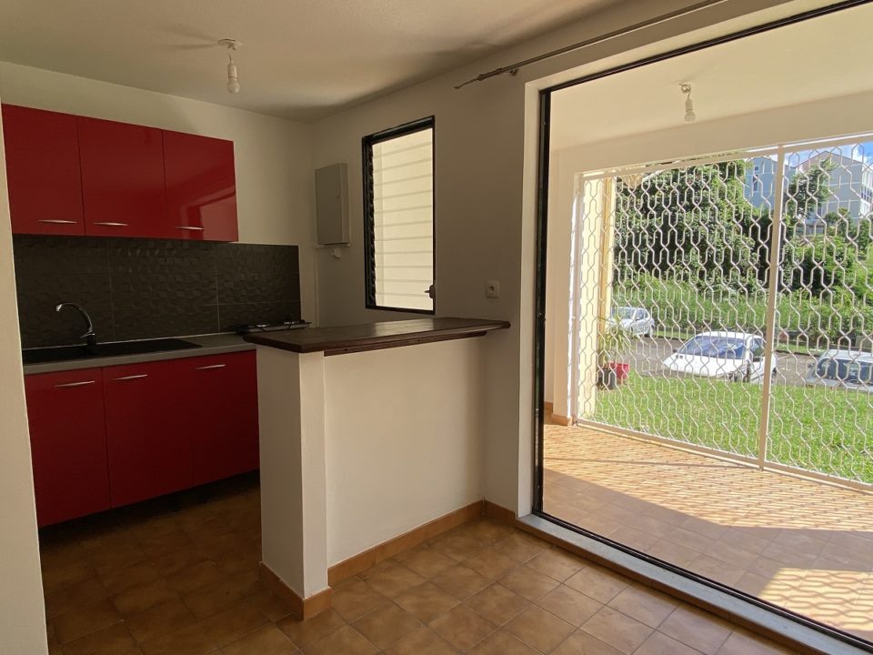 Proche bourg et plages, Studio 19m2 en rez-de-jardin avec loggia dans résidence Studiotel.