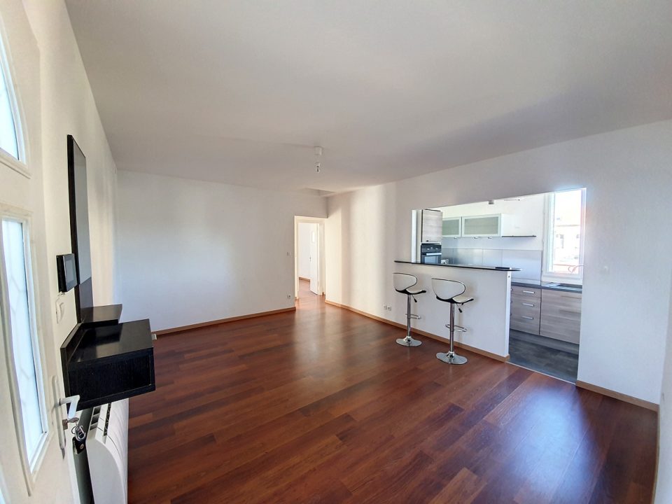 En cœur de ville, bel appartement 3 pièces 55m2 rénové avec fort potentiel d’agrandissement.