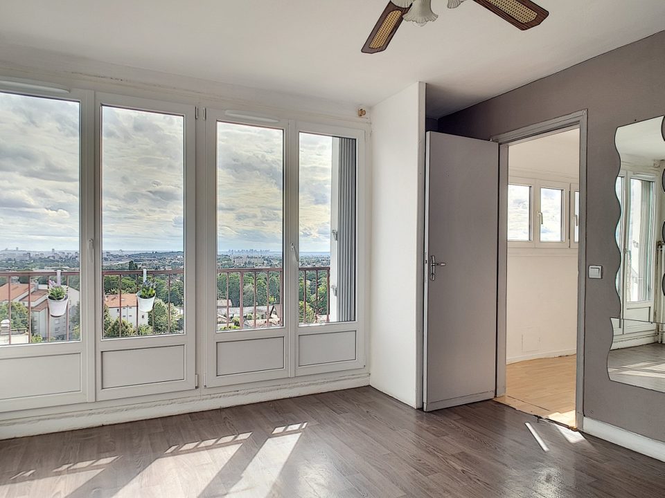 Bel appartement 2 pièces de 31m2 lumineux, en étage élevé avec vue dégagée.