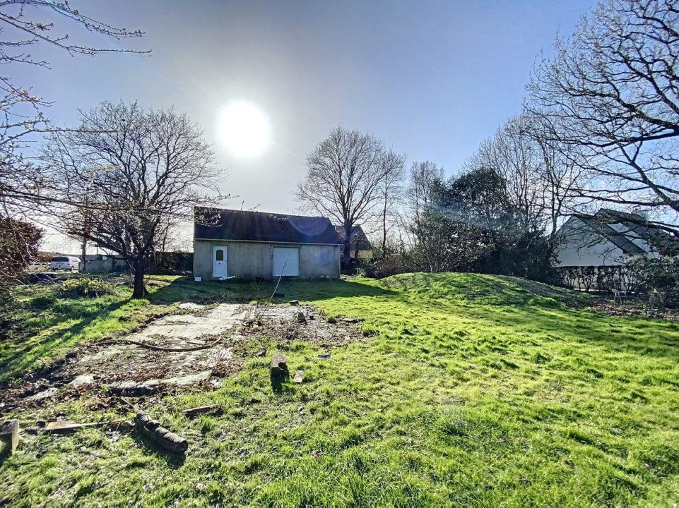 À 10 min des plages de Billiers, maison de 55m2 sur terrain de 1463m2 constructible et divisible.