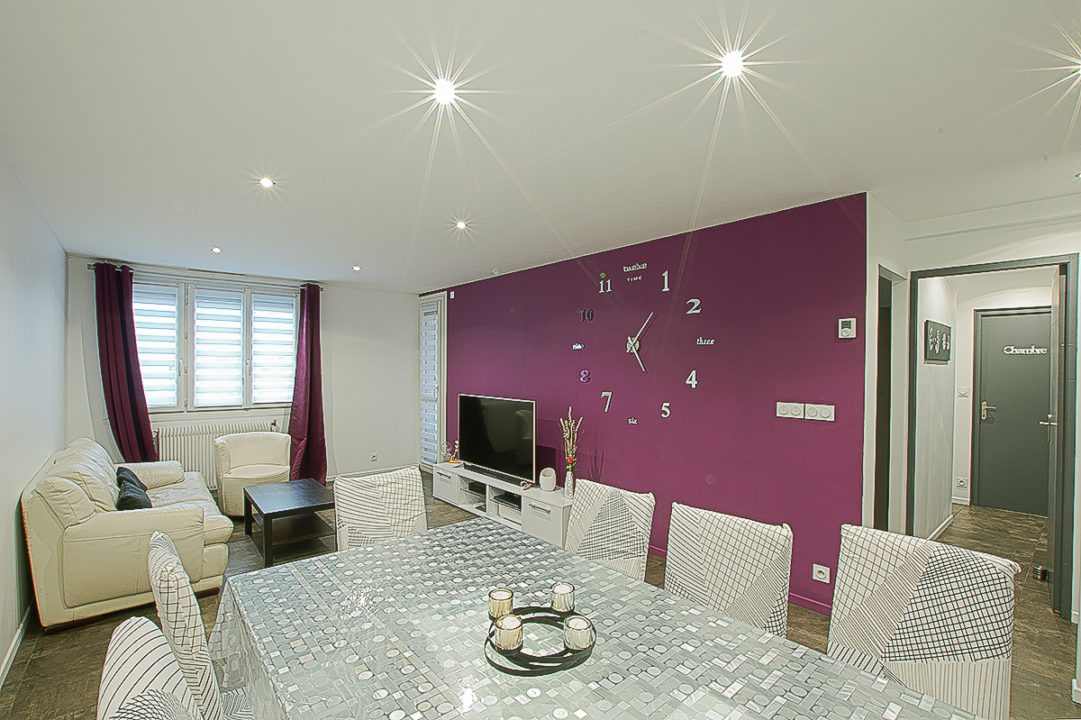 Magnifique 4 pièces rénové en 2017, idéalement situé, prestations modernes, balcon et vue dégagée.