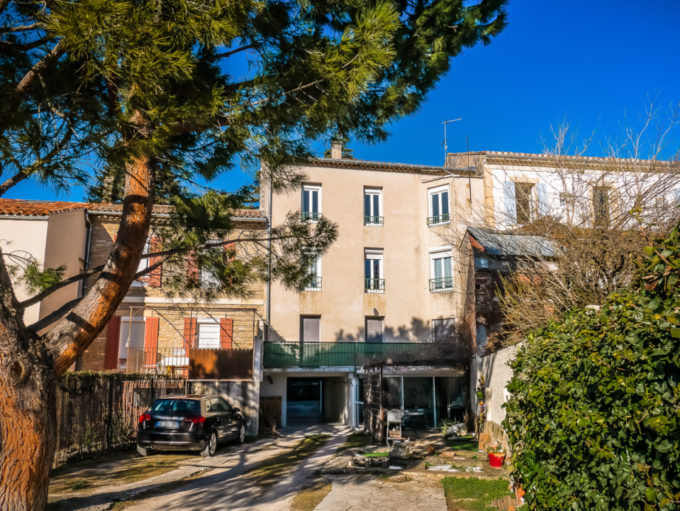 Proche Centre-ville, Appartement 2 pièces exposé plein-sud, avec place de parking et garage.