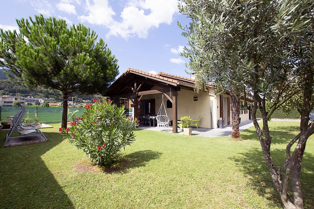 Maison familiale plain-pied, 3 chambres, piscine, proche centre-ville dans secteur calme et prisé.