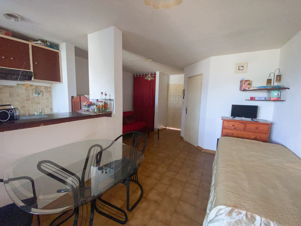 Proche bourg et plages, Studio 24m2 en rez-de-jardin avec loggia dans résidence Studiotel.