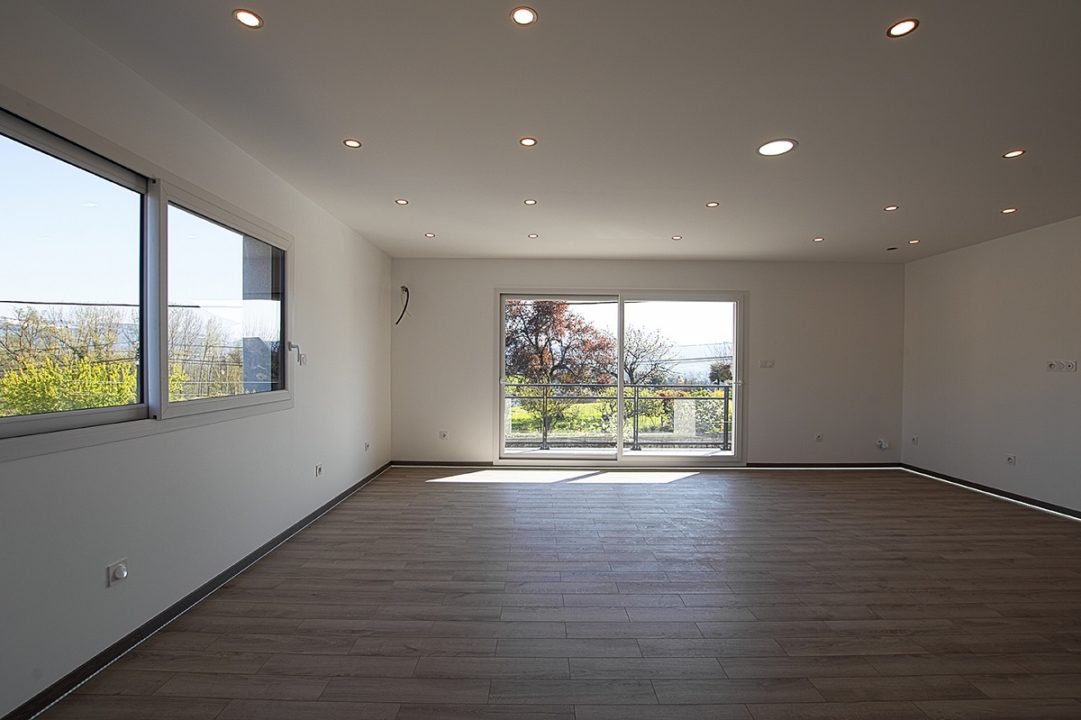 Duplex de standing de 111m² récent, très lumineux avec balcon, garage et vue dégagée.