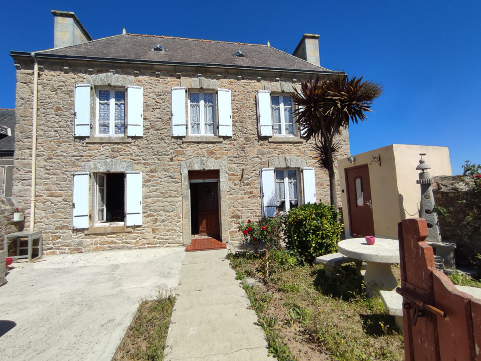 Au bout du Cap Sizun – Jolie maison en pierre sur beau terrain de 1500m2, à Plogoff.