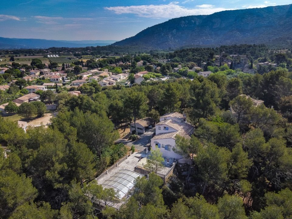 Propriété de 180m2 nichée au pied du petit Luberon sur une parcelle de 5302m2 en fond d’impasse