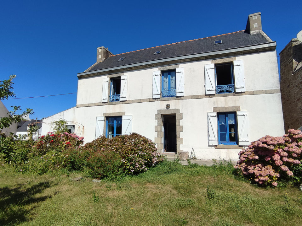 Belle maison en pierre avec dépendance au cœur du Cap Sizun